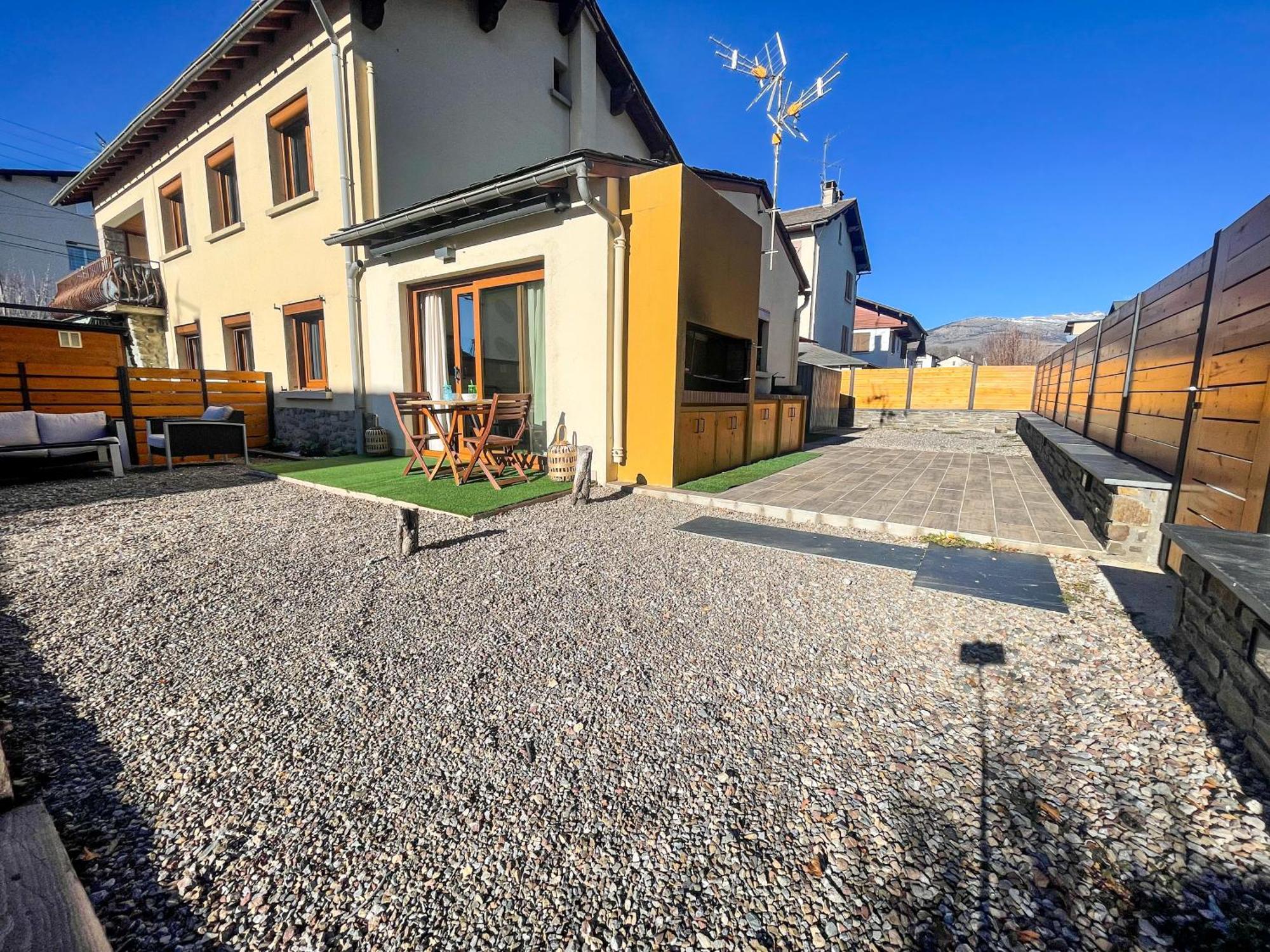 Bonita Casa. Gran Jardin. Con Wifi. Hébergement de vacances Bourg-Madame